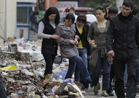 Odpadky vedle vyrabovaného supermarketu v Biškeku.